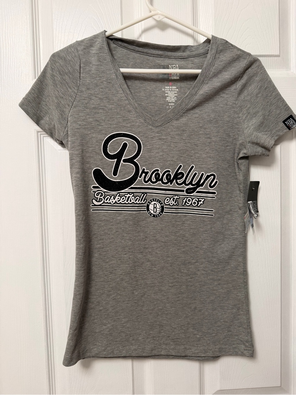 NWT NBA Brooklyn Nets Women's Gray V-Neck Tee